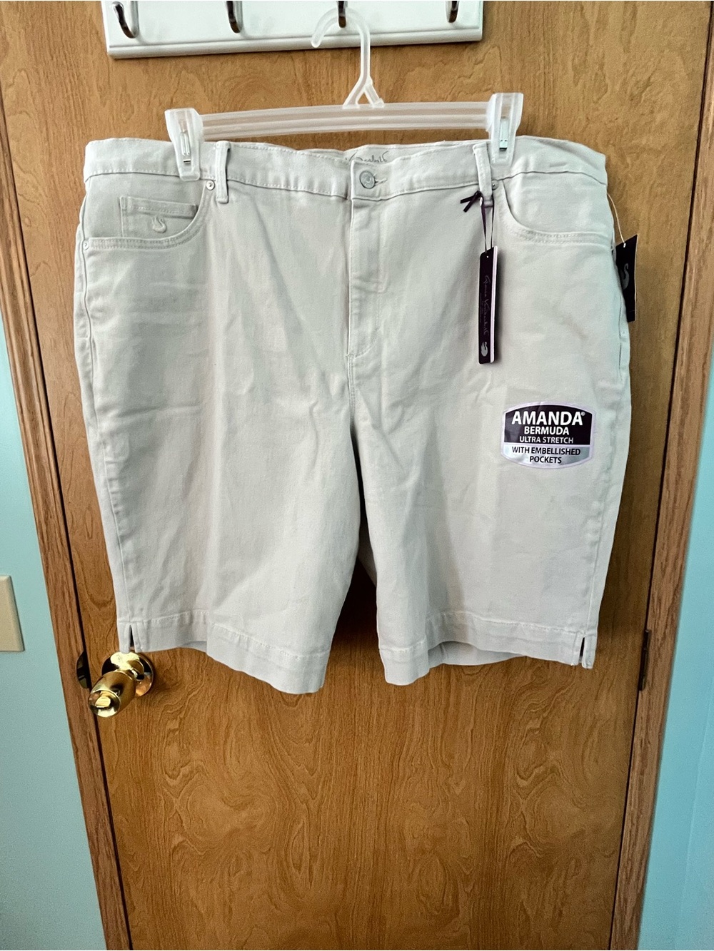 Gloria Vanderbilt Women's Amanda Bermuda Shorts Beige Size 22W Rhinestones NWT